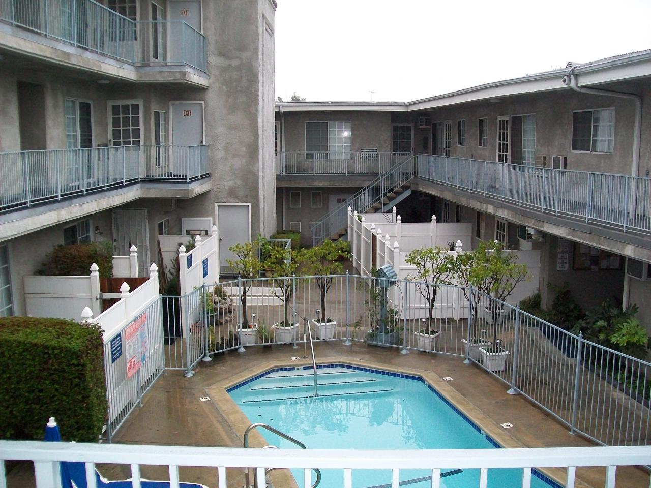 Photo of Kingsbury Villas Apartments - overview of building courtyard